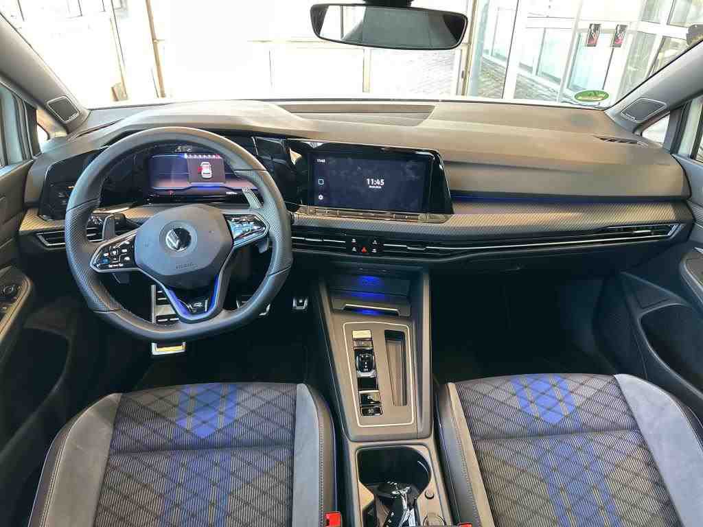 Fahrzeugabbildung Volkswagen Golf VIII R DSG 4M LEDplus Navi AID Pano Akra ACC RFK Harman SH 19