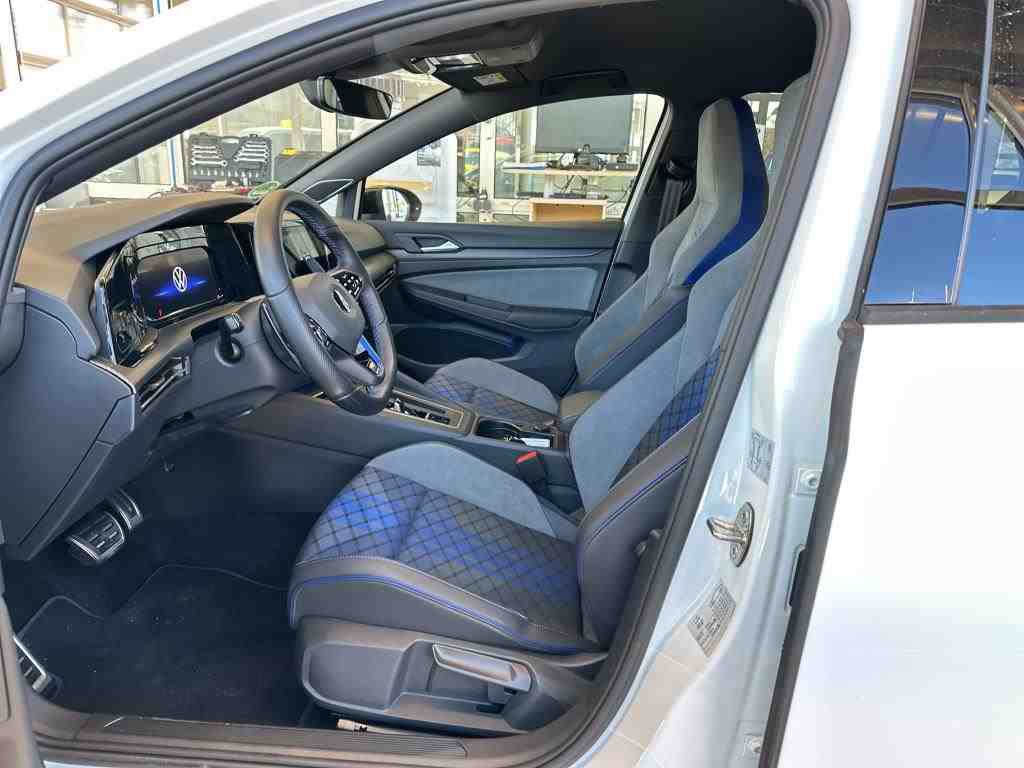 Fahrzeugabbildung Volkswagen Golf VIII R DSG 4M LEDplus Navi AID Pano Akra ACC RFK Harman SH 19