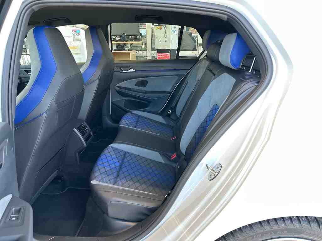 Fahrzeugabbildung Volkswagen Golf VIII R DSG 4M LEDplus Navi AID Pano Akra ACC RFK Harman SH 19