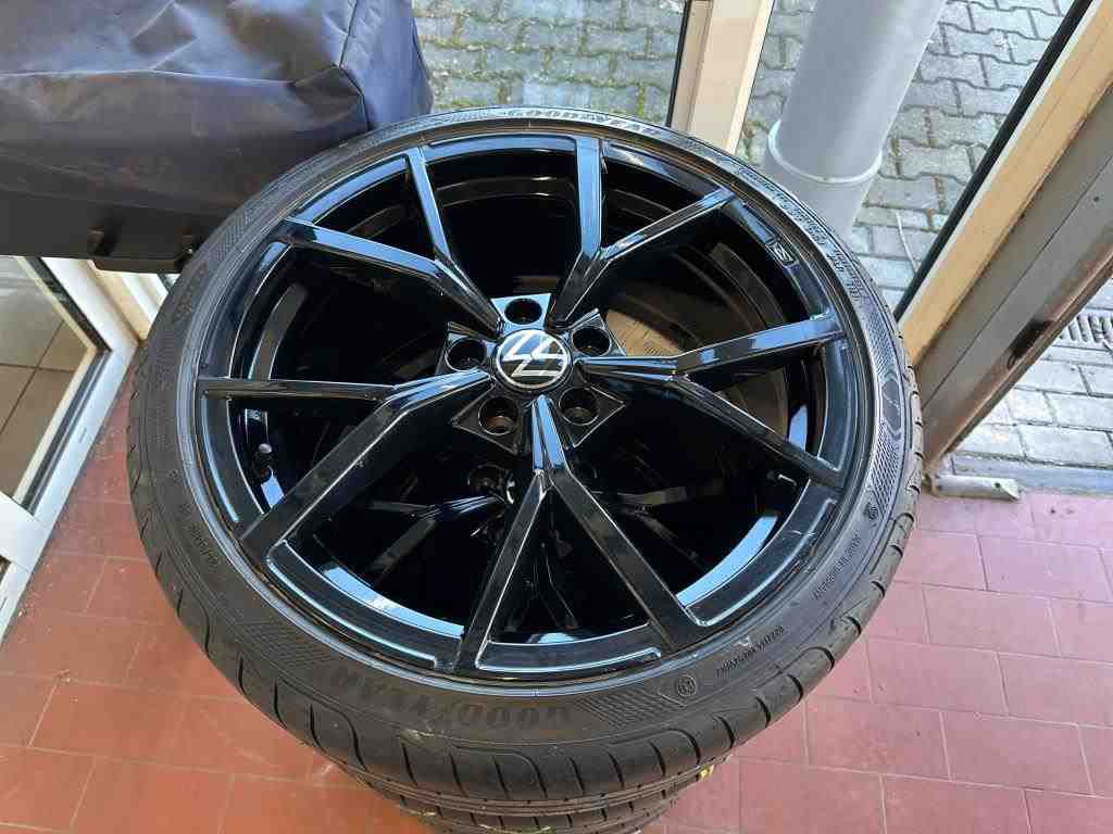 Fahrzeugabbildung Volkswagen Golf VIII R DSG 4M LEDplus Navi AID Pano Akra ACC RFK Harman SH 19