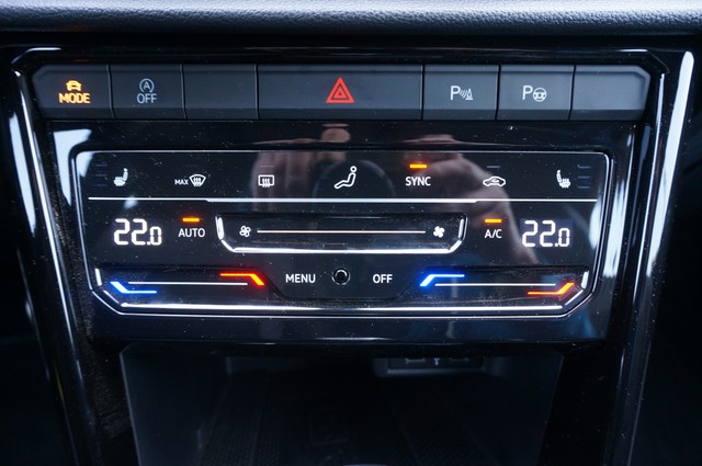 Fahrzeugabbildung Volkswagen T-Roc Cabriolet TSI R-Line DSG LEDplus Navi AID ACC RFK Keyless SHZ