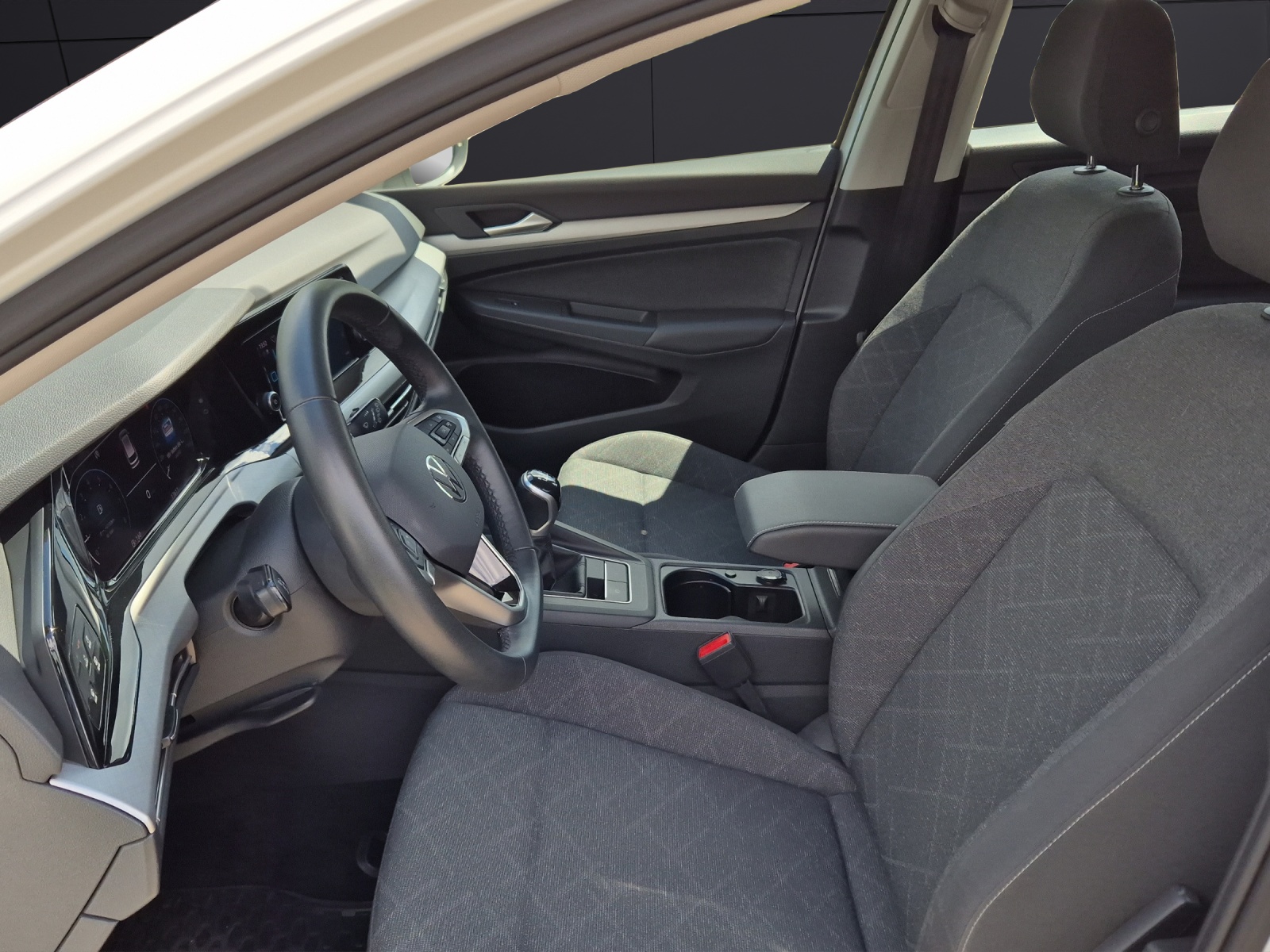 Fahrzeugabbildung Volkswagen Golf VIII Variant Life LED GRA SHZ LANE ASSIST