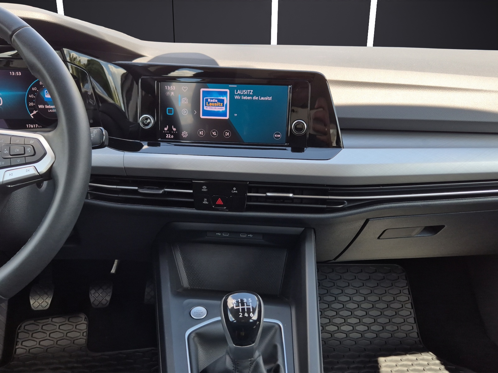 Fahrzeugabbildung Volkswagen Golf VIII Variant Life LED GRA SHZ LANE ASSIST