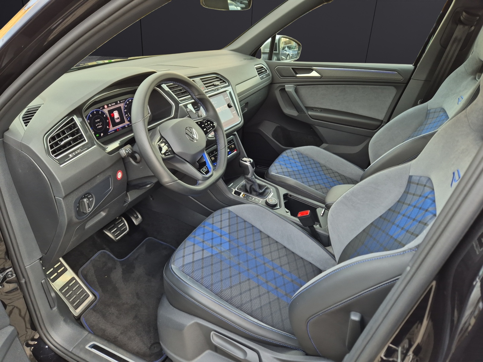 Fahrzeugabbildung Volkswagen Tiguan R 2.0 TSI 4M MATRIX ACC DCC AID NAVI 20