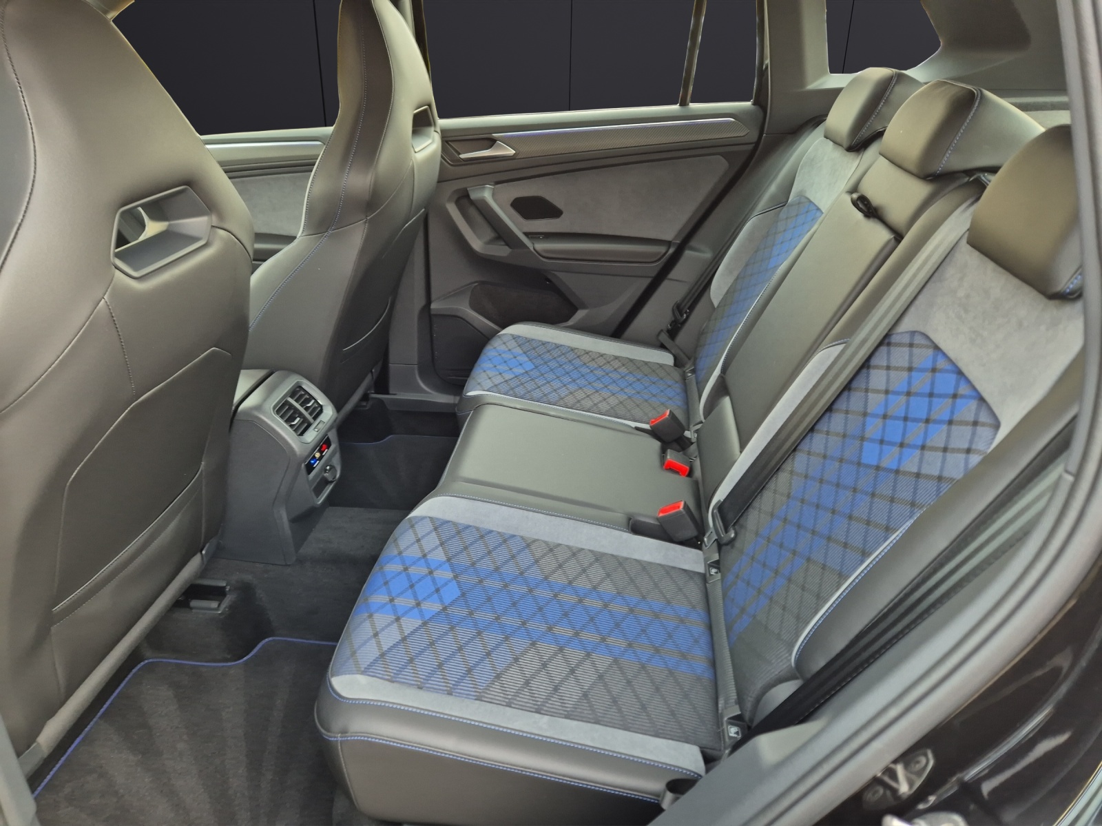Fahrzeugabbildung Volkswagen Tiguan R 2.0 TSI 4M MATRIX ACC DCC AID NAVI 20