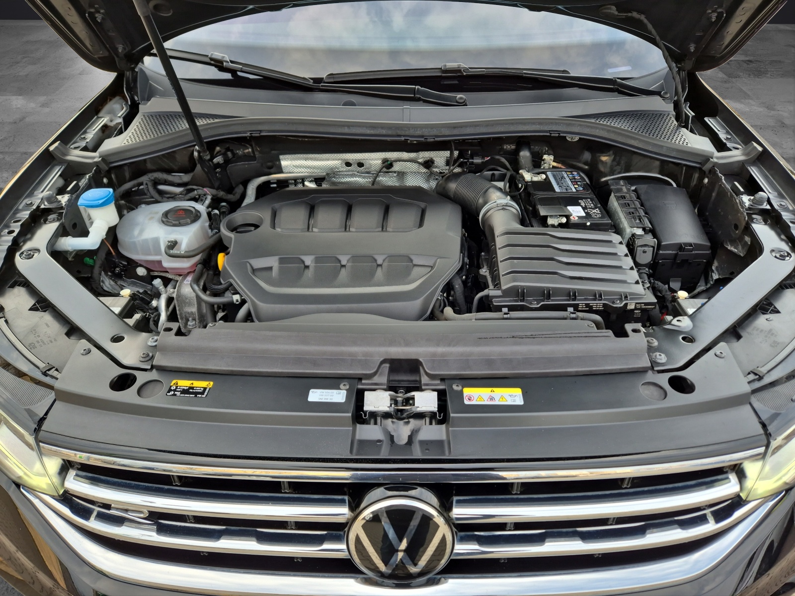 Fahrzeugabbildung Volkswagen Tiguan R 2.0 TSI 4M MATRIX ACC DCC AID NAVI 20