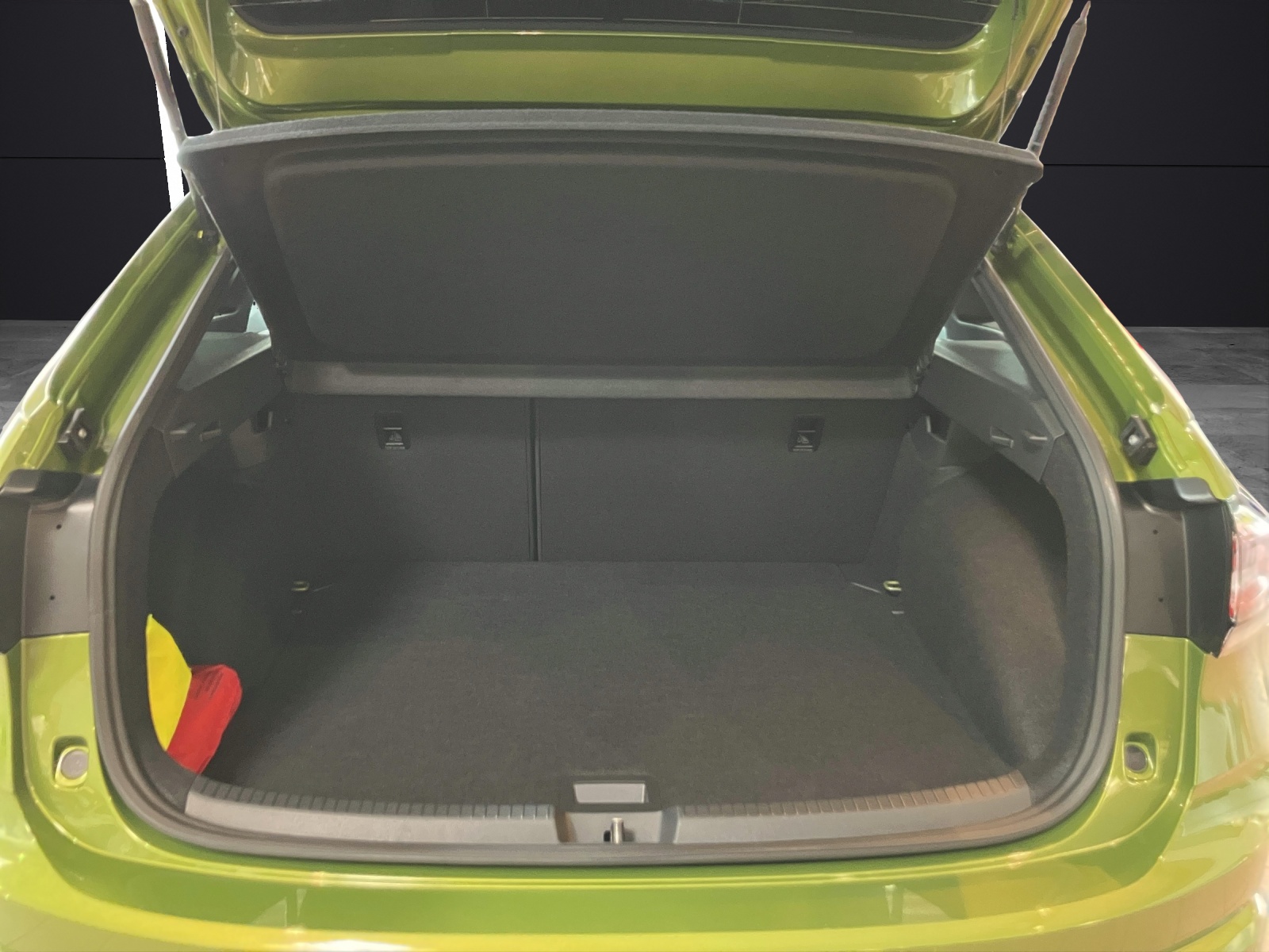 Fahrzeugabbildung Volkswagen Taigo 1,0 l TSI R-Line Black-Style RearView