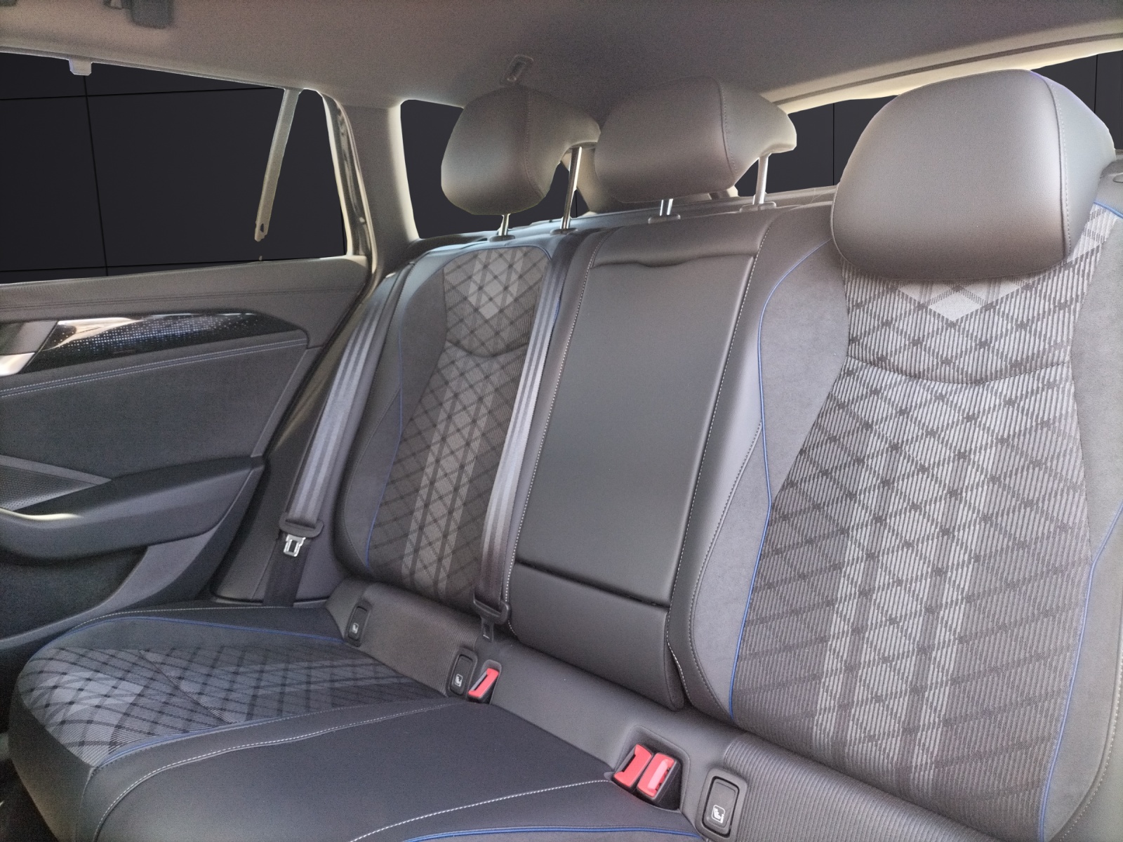Fahrzeugabbildung Volkswagen Passat TDI DSG R-Line Black Style MATRIX ACC DCC AHK HUD AID NAVI