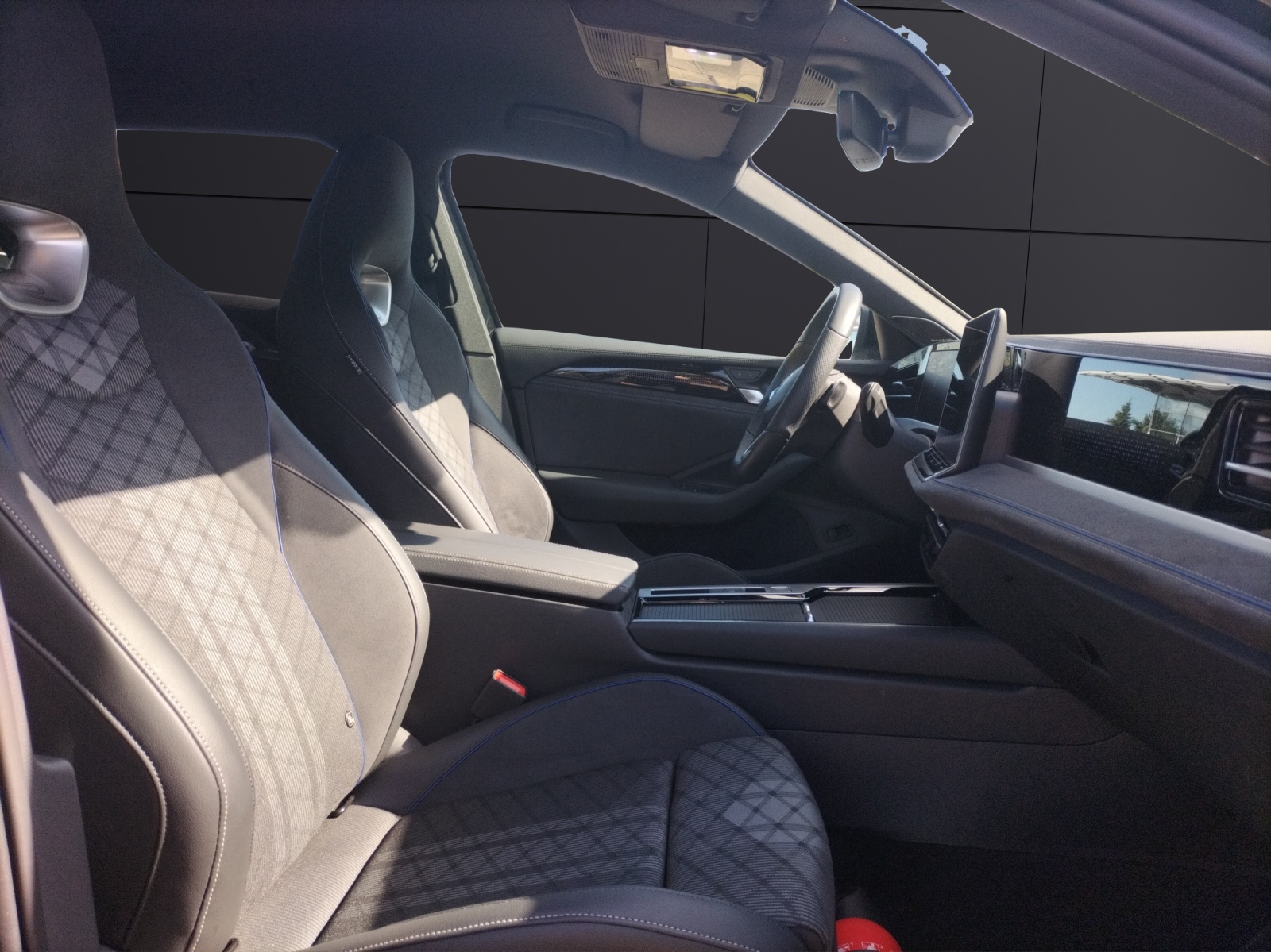Fahrzeugabbildung Volkswagen Passat TDI DSG R-Line Black Style MATRIX ACC DCC AHK HUD AID NAVI