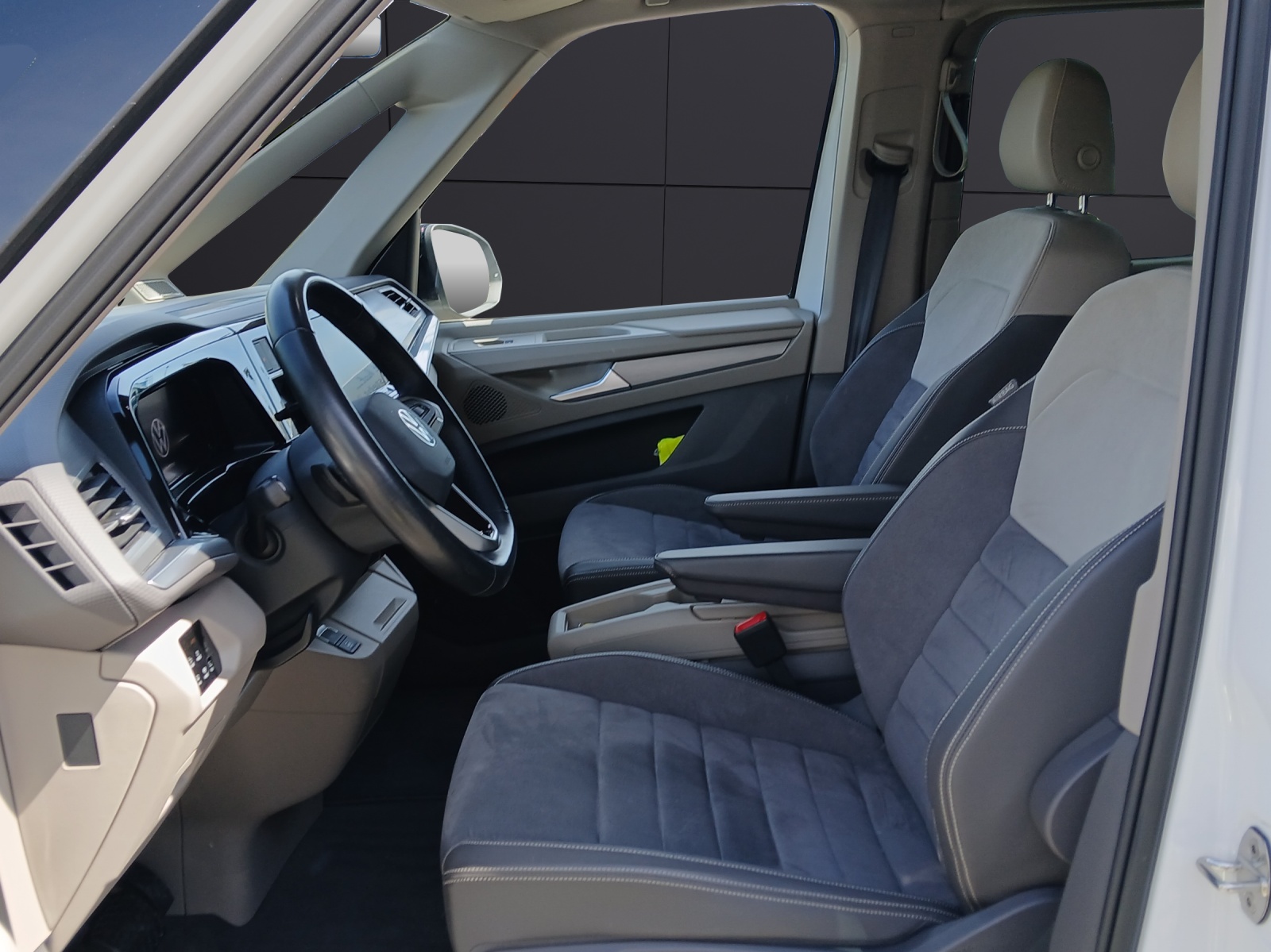 Fahrzeugabbildung Volkswagen T7 Multivan TDI Edition DSG lang Matrix AHK CarPlay AID RFK Harmann SH