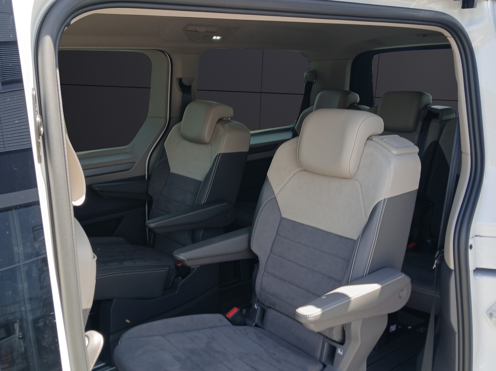 Fahrzeugabbildung Volkswagen T7 Multivan TDI Edition DSG lang Matrix AHK CarPlay AID RFK Harmann SH