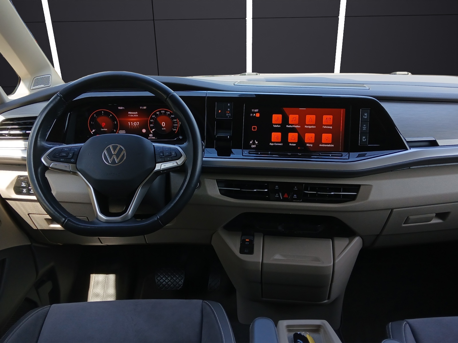 Fahrzeugabbildung Volkswagen T7 Multivan TDI Edition DSG lang Matrix AHK CarPlay AID RFK Harmann SH