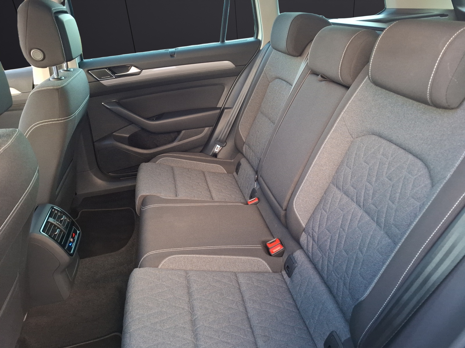 Fahrzeugabbildung Volkswagen Passat Variant TDI Business DSG R-Line Matrix AHK Navi HUD AID ACC RFK SH 18