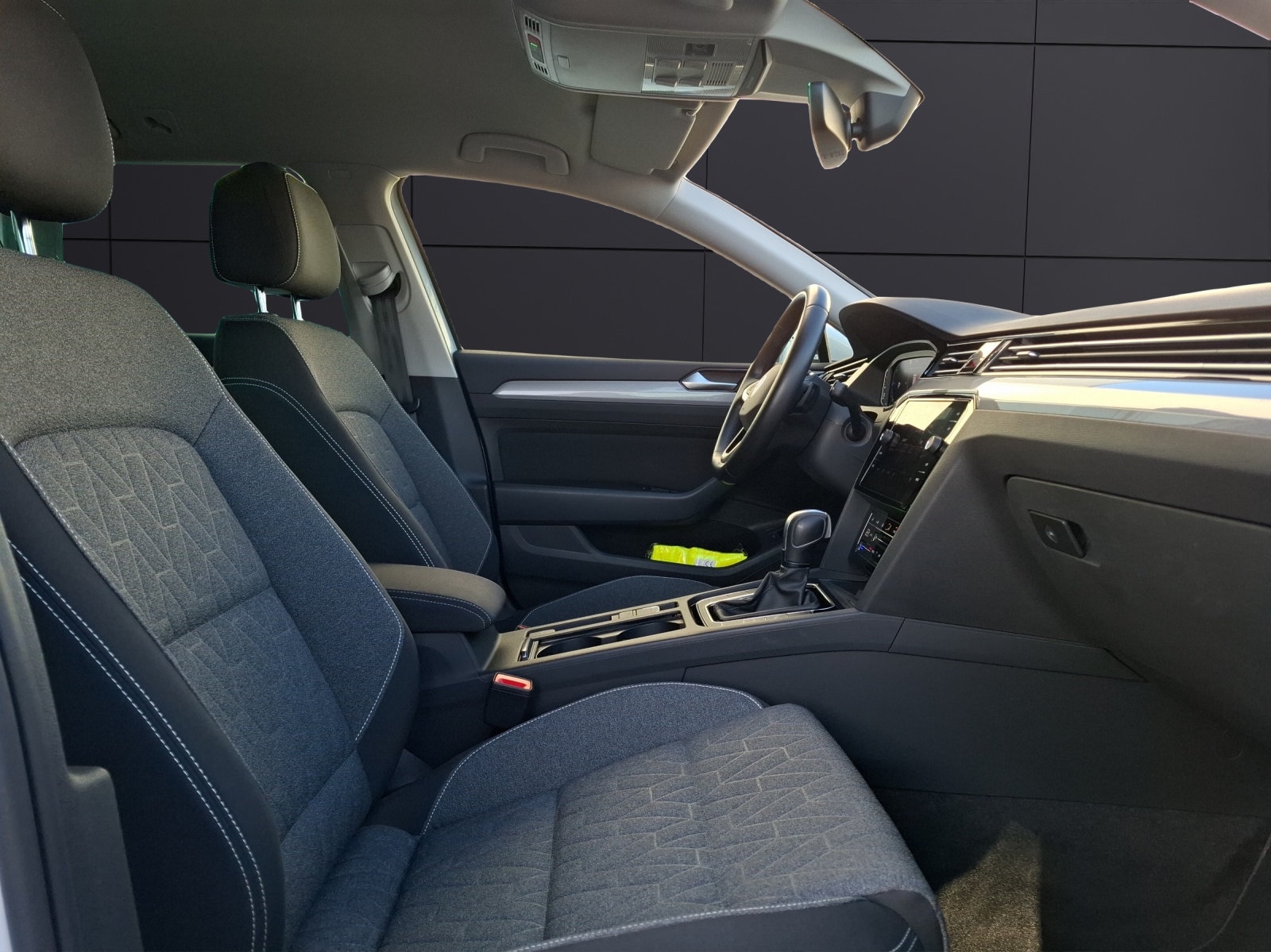 Fahrzeugabbildung Volkswagen Passat Variant TDI Business DSG R-Line Matrix AHK Navi HUD AID ACC RFK SH 18