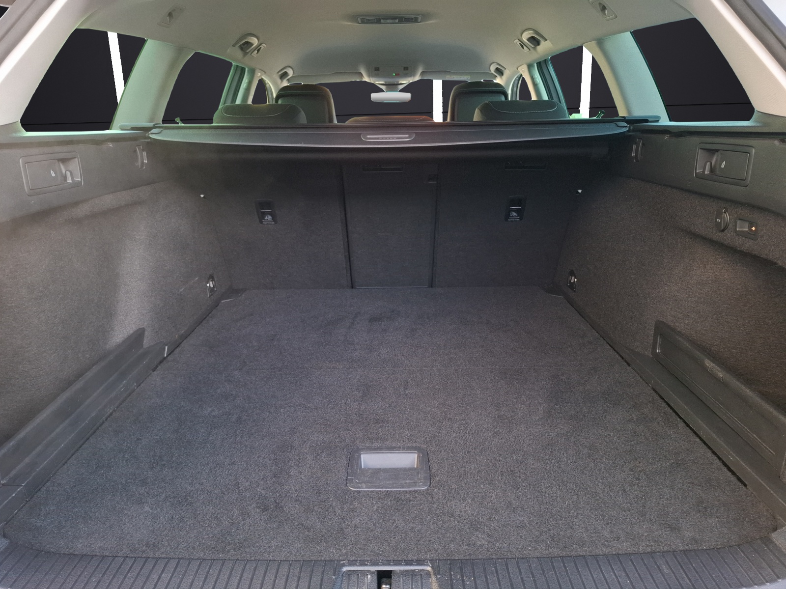 Fahrzeugabbildung Volkswagen Passat Variant TDI Business DSG R-Line Matrix AHK Navi HUD AID ACC RFK SH 18