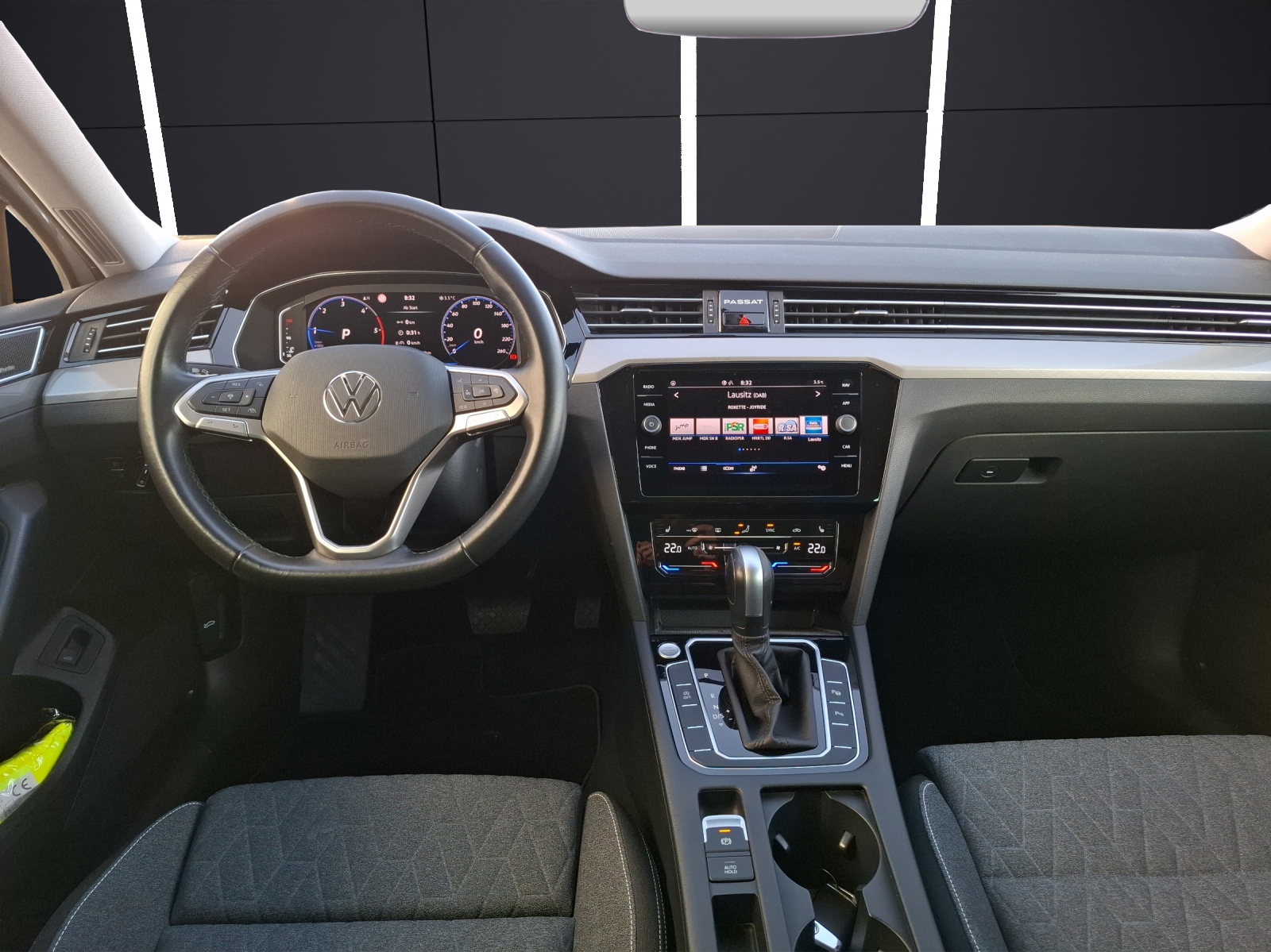 Fahrzeugabbildung Volkswagen Passat Variant TDI Business DSG R-Line Matrix AHK Navi HUD AID ACC RFK SH 18