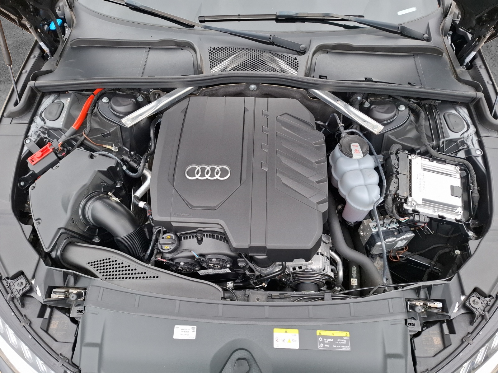 Fahrzeugabbildung Audi A4 Avant 40 TFSI S-tronic S-line LED AVC Navi