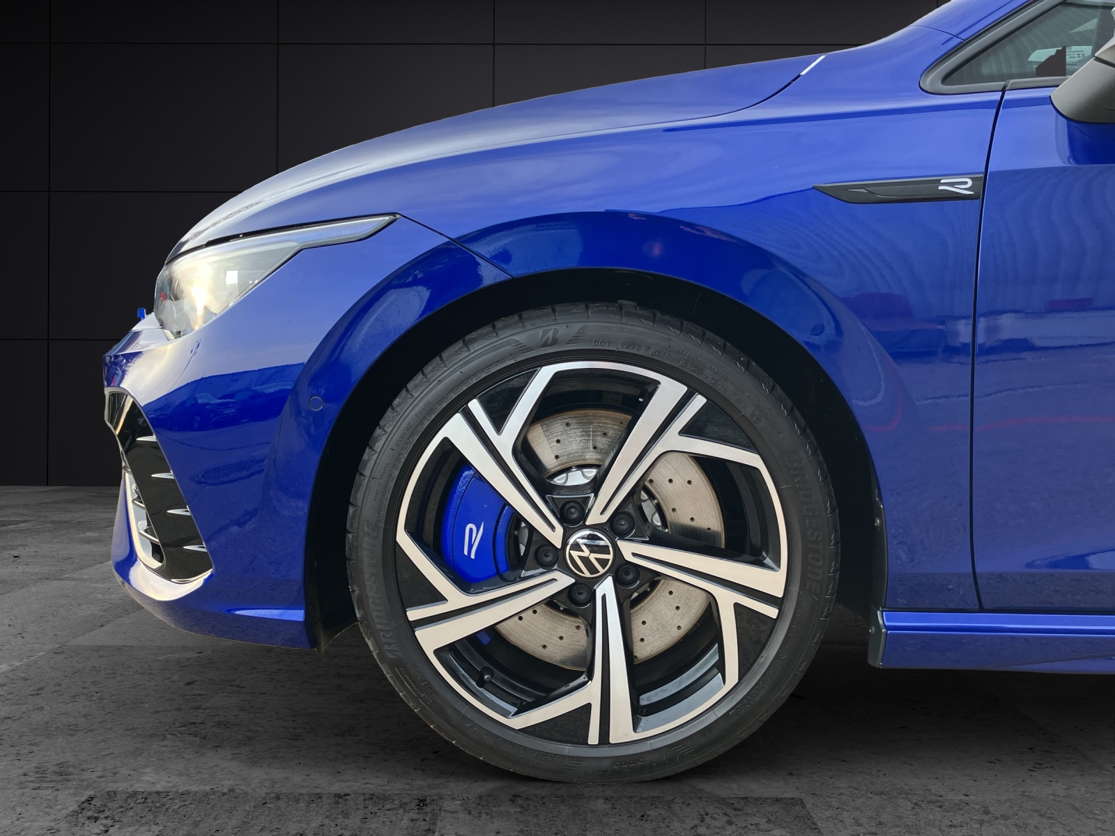 Fahrzeugabbildung Volkswagen Golf VIII Variant R DSG MATRIX ACC HuD AID PANO NAVI PDC SHZ