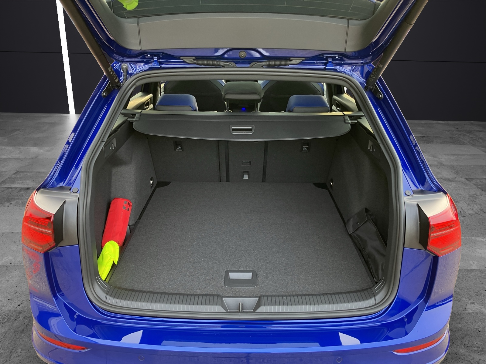Fahrzeugabbildung Volkswagen Golf VIII Variant R DSG MATRIX ACC HuD AID PANO NAVI PDC SHZ