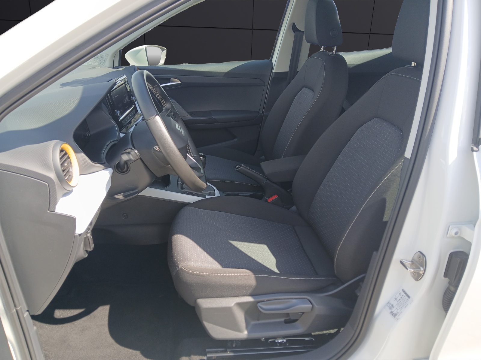 Fahrzeugabbildung SEAT Arona TSI Style LED Klima DAB GRA PDC SH LM