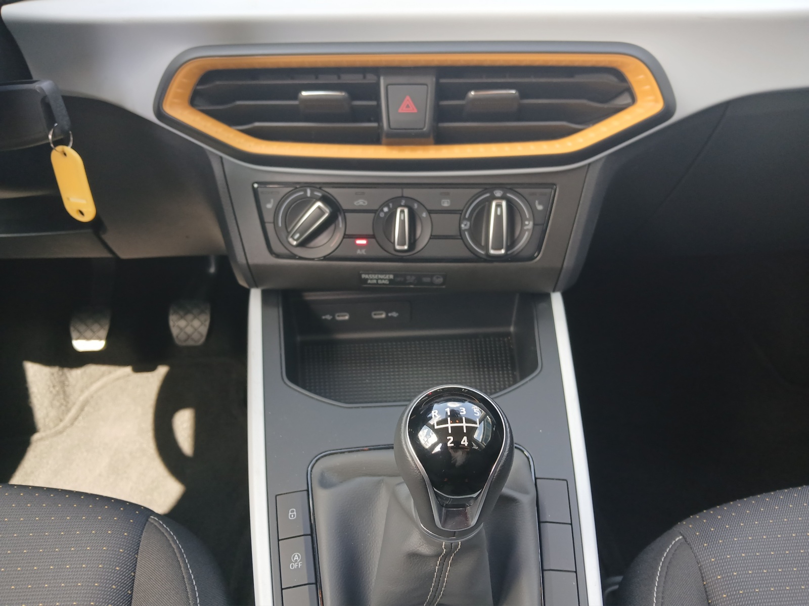 Fahrzeugabbildung SEAT Arona TSI Style LED Klima DAB GRA PDC SH LM