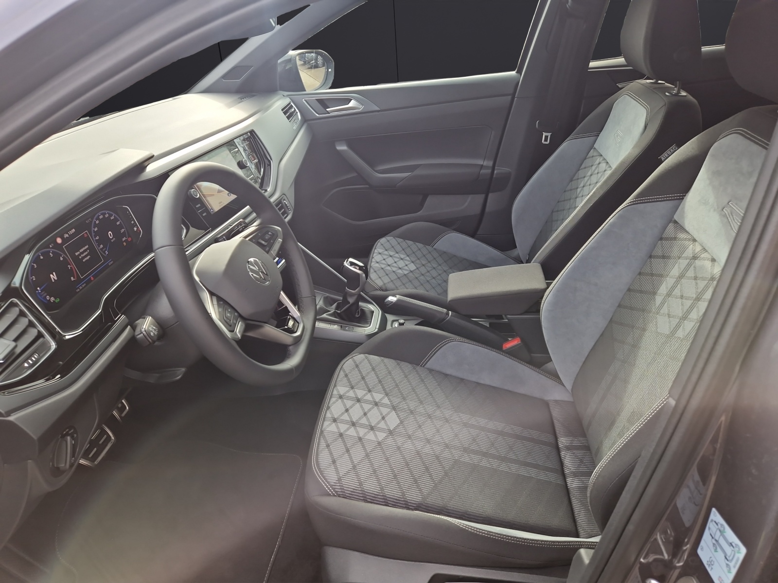 Fahrzeugabbildung Volkswagen Taigo R-Line black TSI DSG MATRIX ACC 18