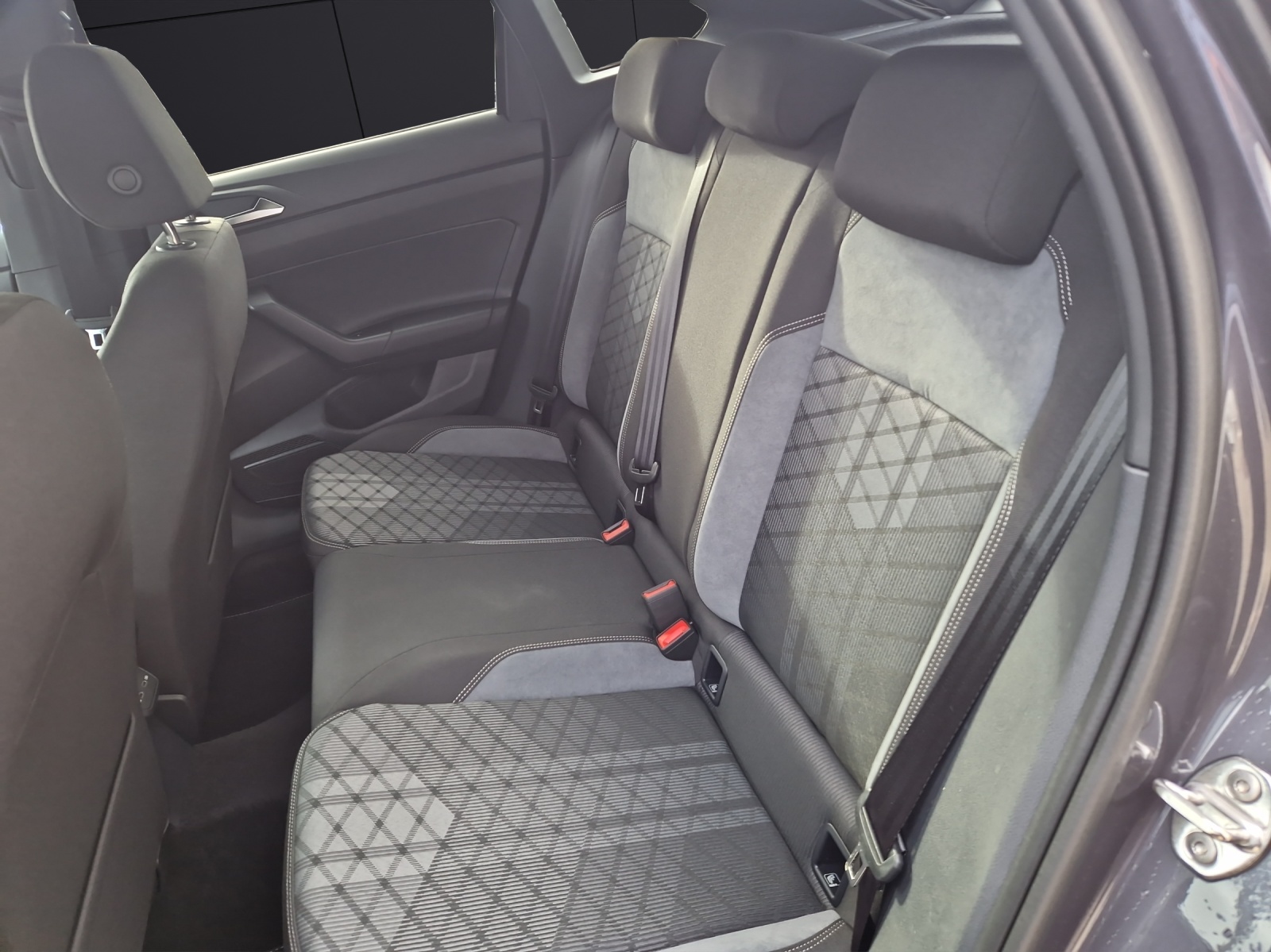 Fahrzeugabbildung Volkswagen Taigo R-Line black TSI DSG MATRIX ACC 18