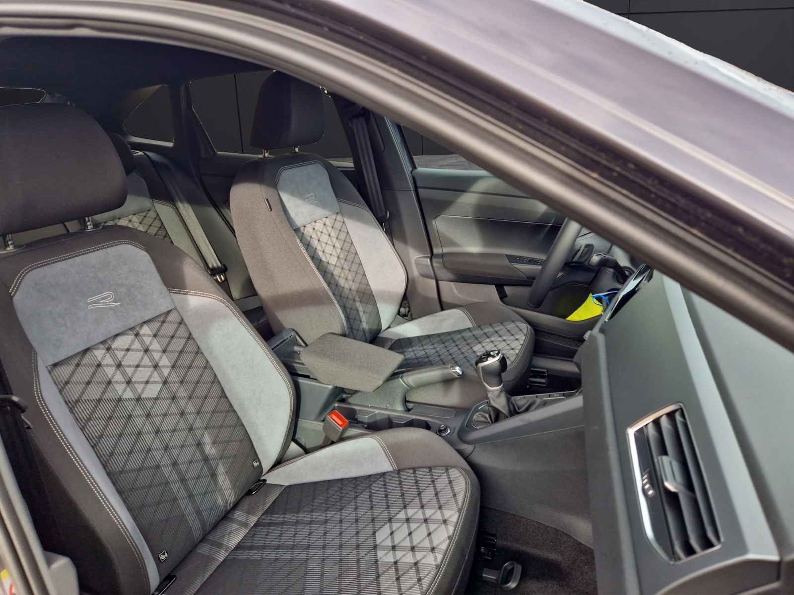 Fahrzeugabbildung Volkswagen Taigo R-Line black TSI DSG MATRIX ACC 18