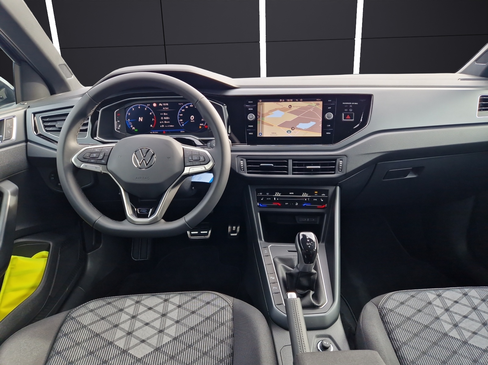 Fahrzeugabbildung Volkswagen Taigo R-Line black TSI DSG MATRIX ACC 18