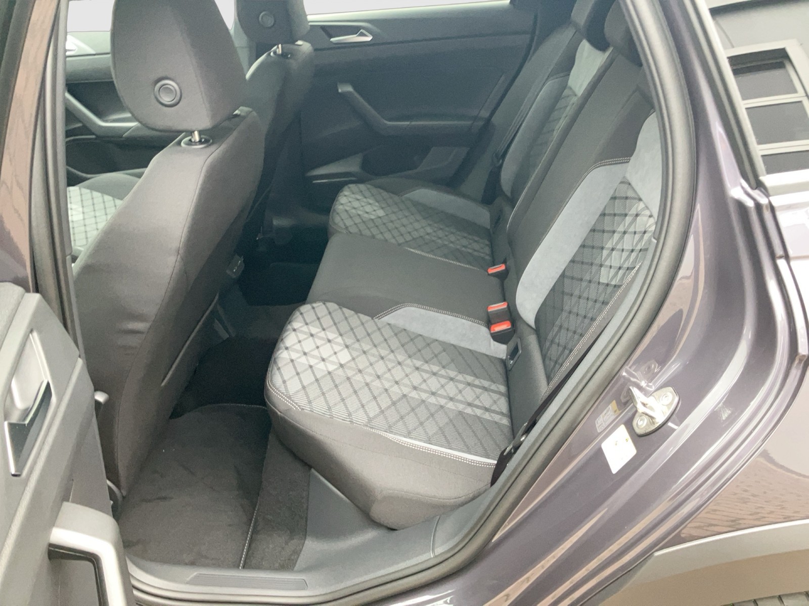 Fahrzeugabbildung Volkswagen Taigo TSI R-Line DSG Matrix AHK Navi AID Pana ACC RFK SHZ