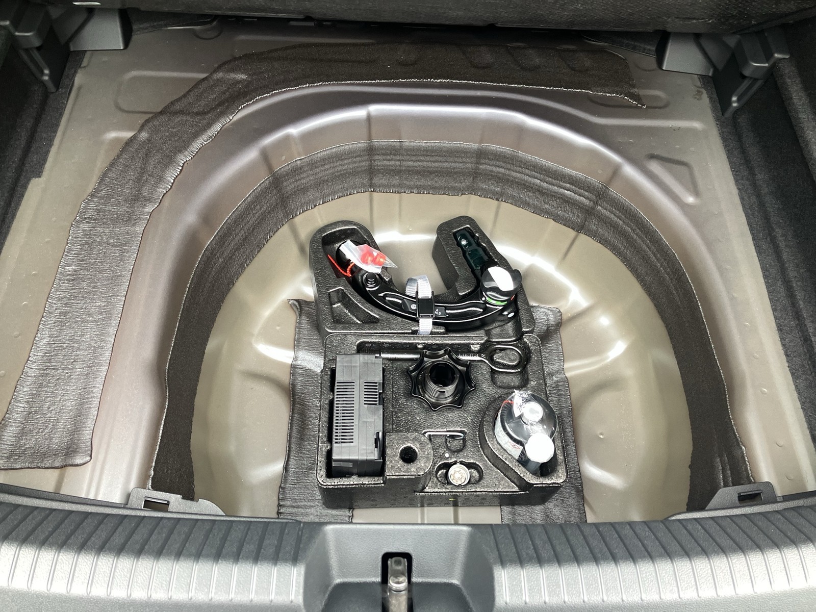 Fahrzeugabbildung Volkswagen Taigo TSI R-Line DSG Matrix AHK Navi AID Pana ACC RFK SHZ