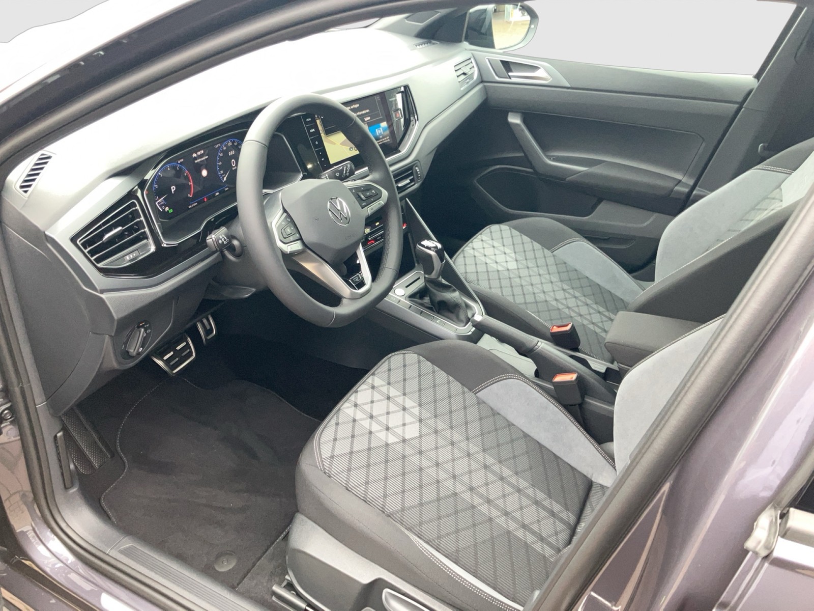 Fahrzeugabbildung Volkswagen Taigo TSI R-Line DSG Matrix AHK Navi AID Pana ACC RFK SHZ