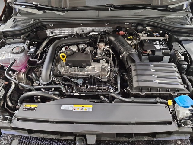Fahrzeugabbildung Volkswagen Golf VIII TSI Move LED AID RFK SH LM