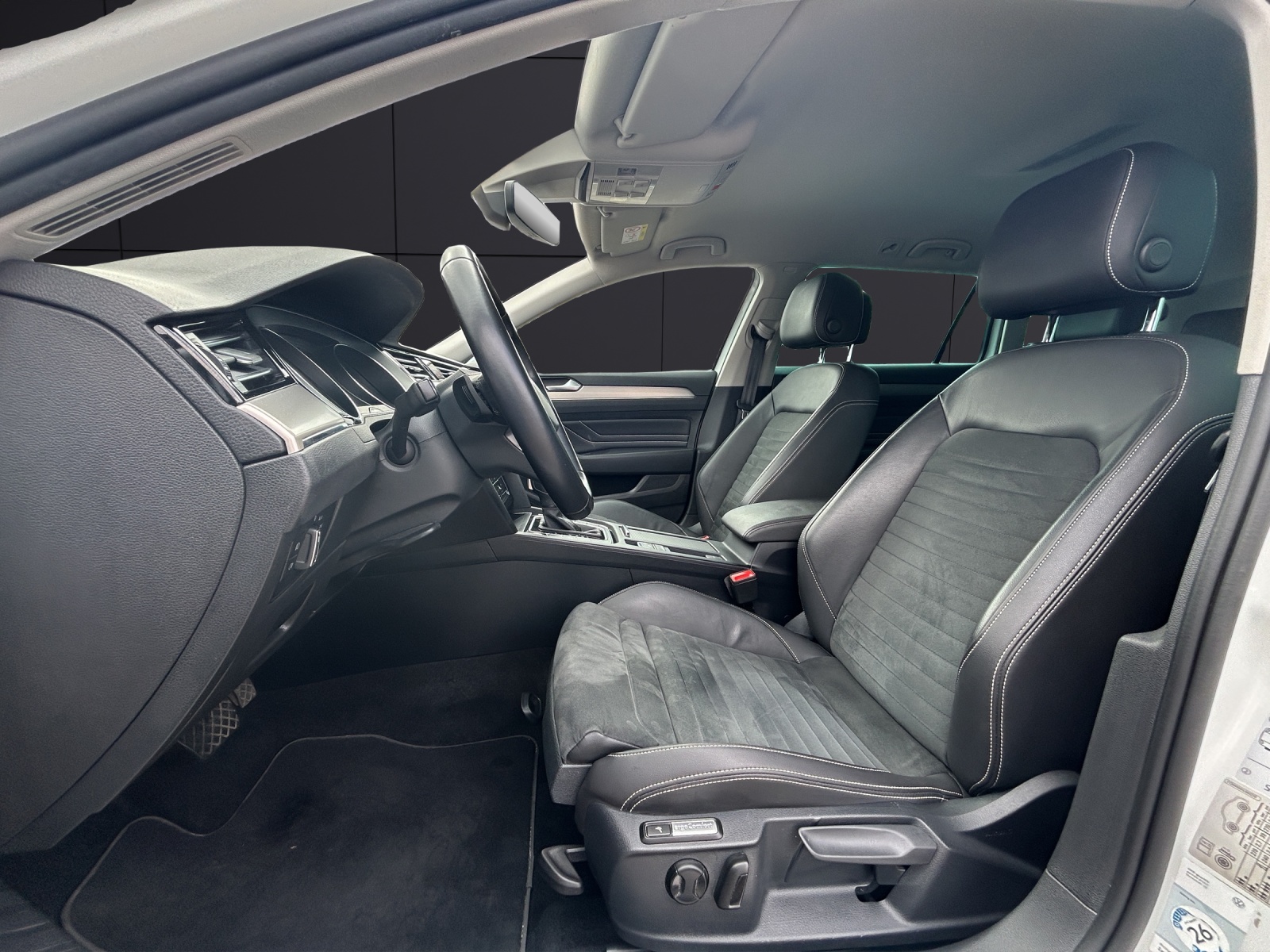 Fahrzeugabbildung Volkswagen Passat Variant Elegance TDI DSG IQ.Light ACC AHK STH SH RearView AppConnect Navi