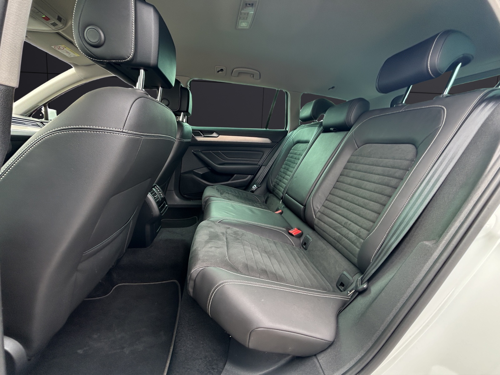 Fahrzeugabbildung Volkswagen Passat Variant Elegance TDI DSG IQ.Light ACC AHK STH SH RearView AppConnect Navi