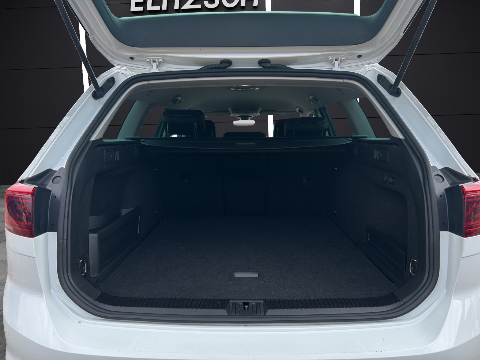 Fahrzeugabbildung Volkswagen Passat Variant Elegance TDI DSG IQ.Light ACC AHK STH SH RearView AppConnect Navi