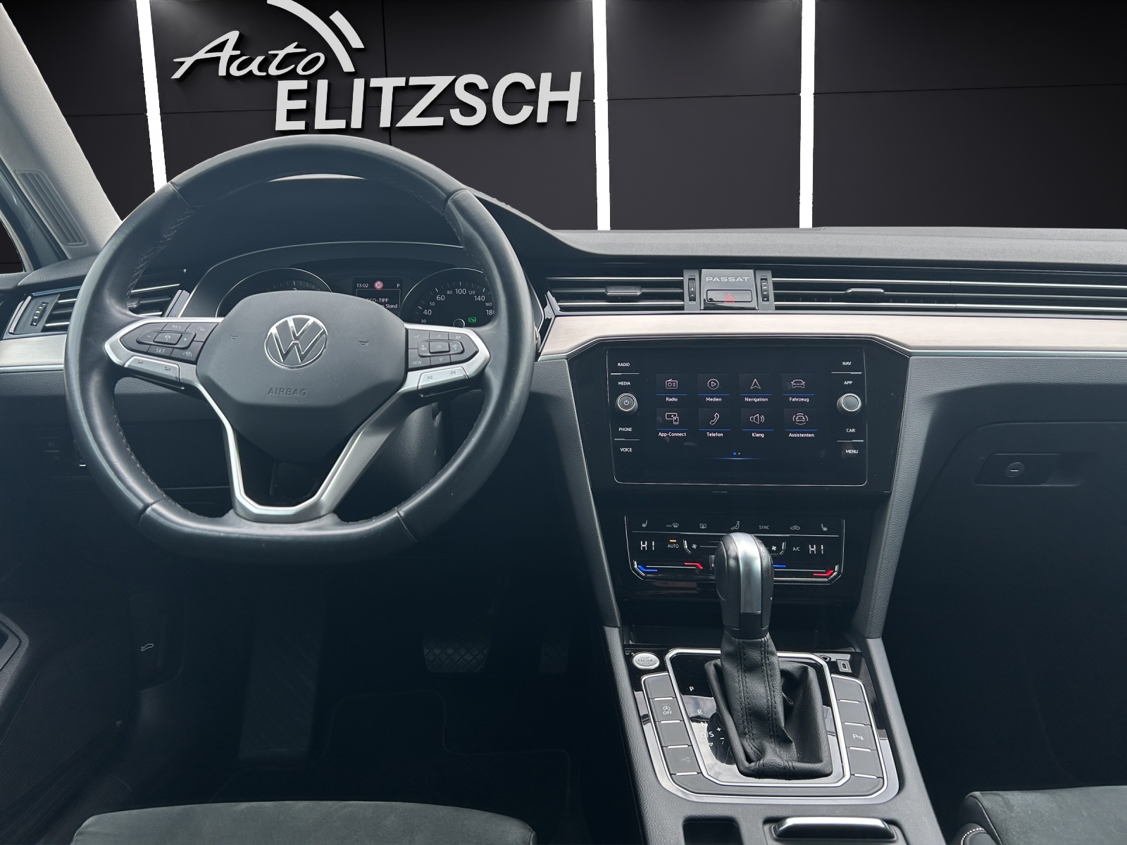 Fahrzeugabbildung Volkswagen Passat Variant Elegance TDI DSG IQ.Light ACC AHK STH SH RearView AppConnect Navi