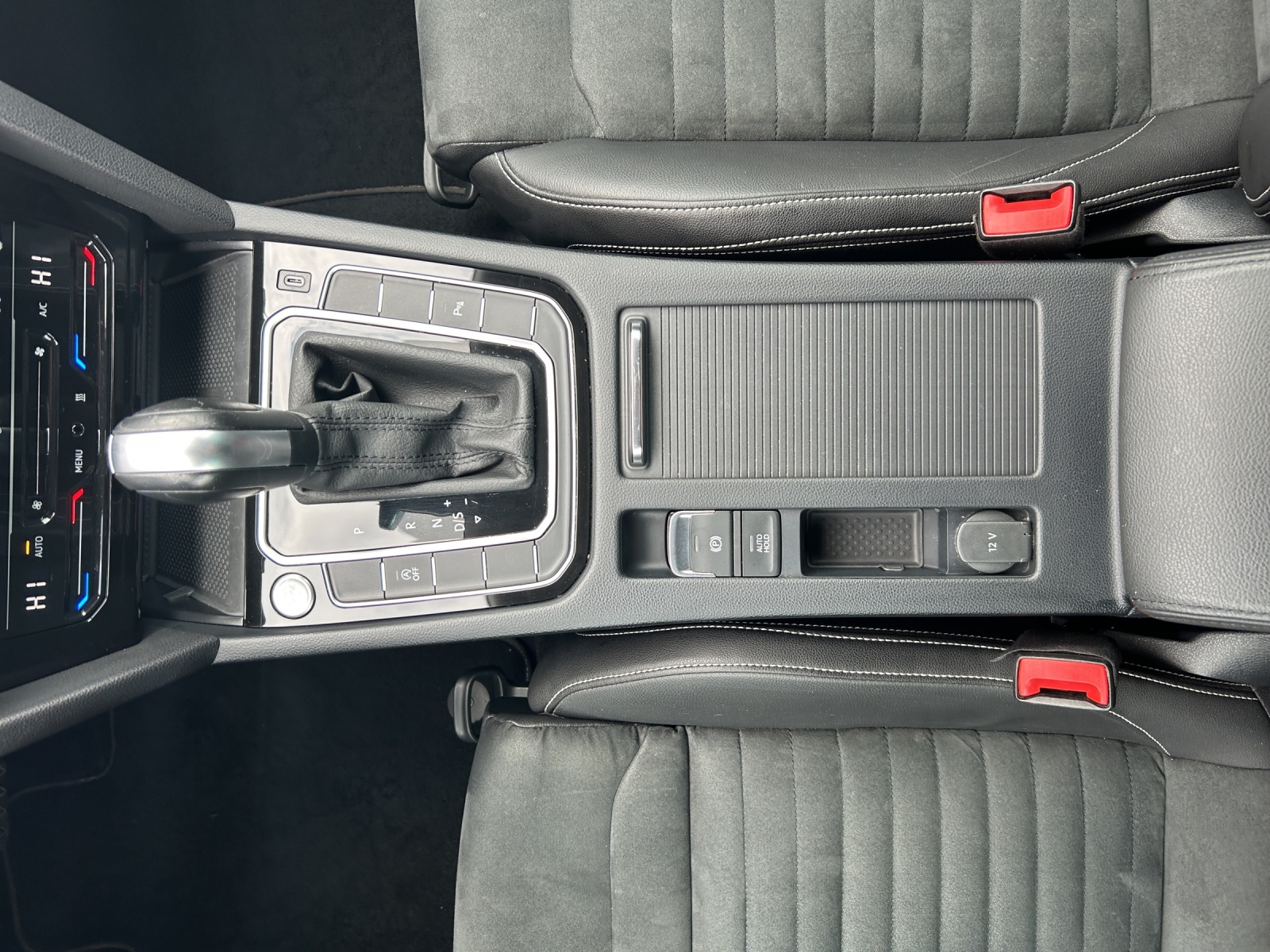 Fahrzeugabbildung Volkswagen Passat Variant Elegance TDI DSG IQ.Light ACC AHK STH SH RearView AppConnect Navi