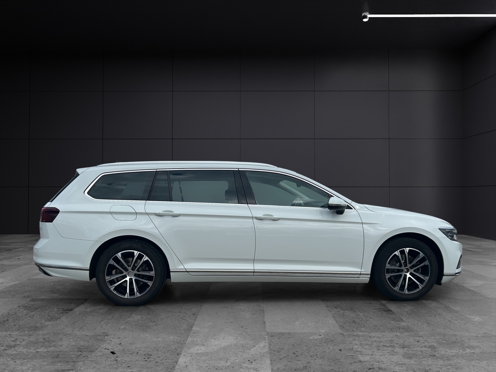 Fahrzeugabbildung Volkswagen Passat Variant Elegance TDI DSG IQ.Light ACC AHK STH SH RearView AppConnect Navi