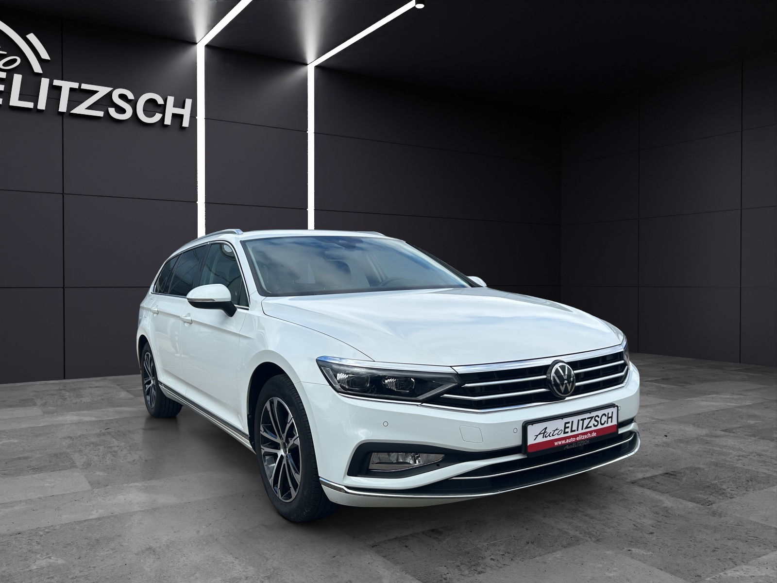 Fahrzeugabbildung Volkswagen Passat Variant Elegance TDI DSG IQ.Light ACC AHK STH SH RearView AppConnect Navi