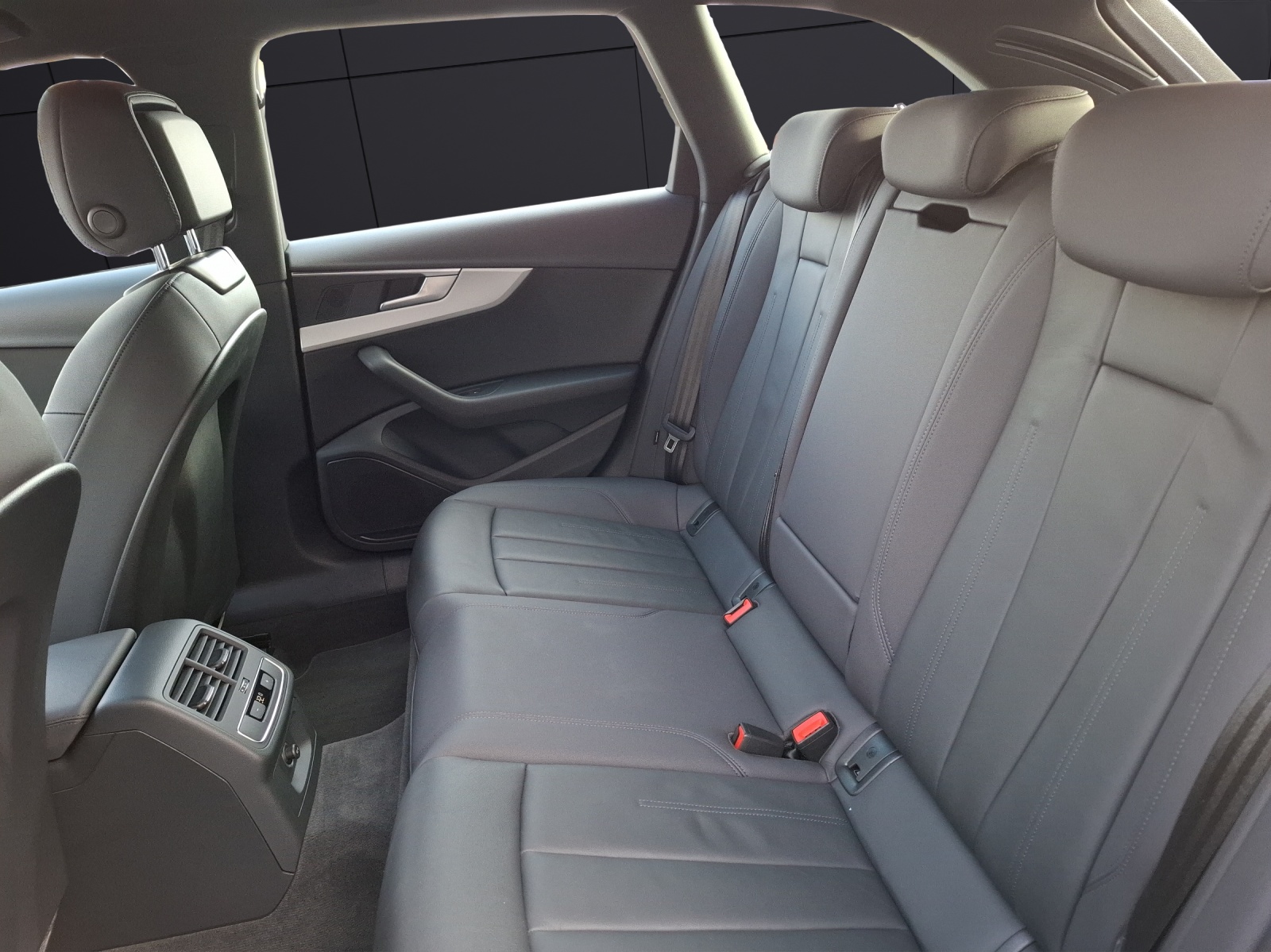 Fahrzeugabbildung Audi A4 Avant 40 TDI advanced quattro S-tronic LED AHK Navi ACC RFK SH