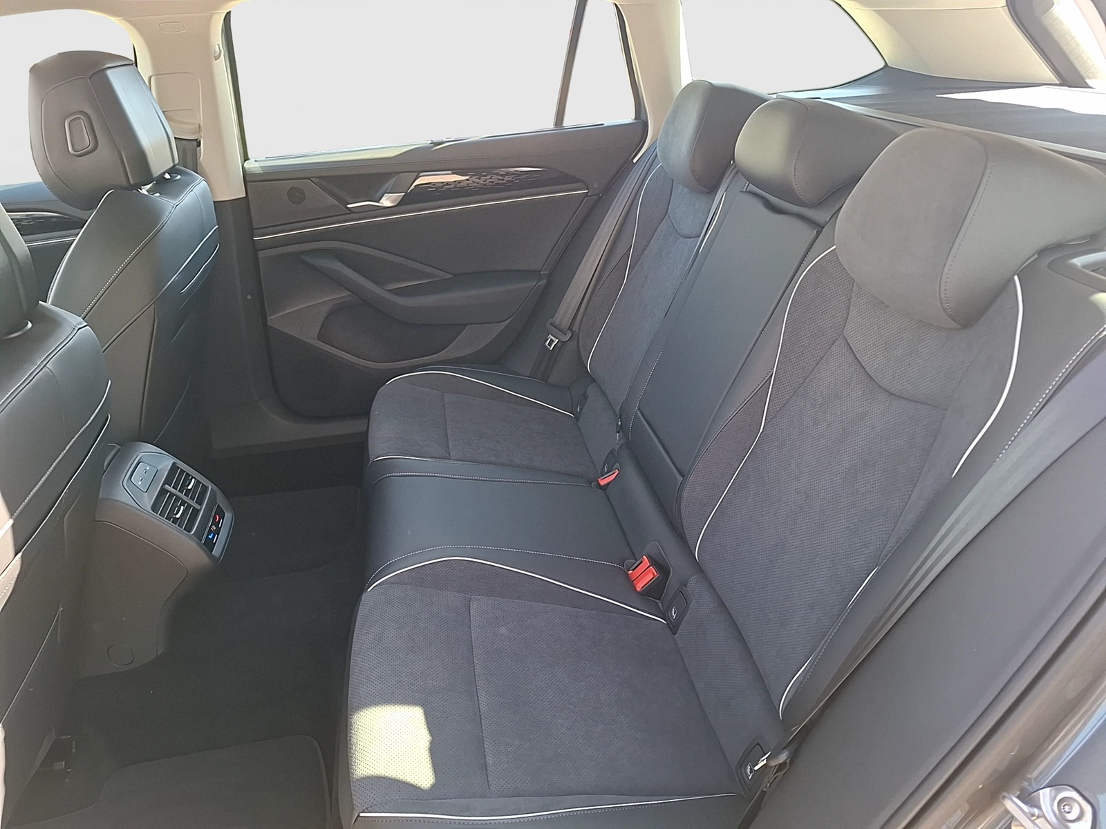Fahrzeugabbildung Volkswagen Passat Variant TDI Elegance DSG Matrix AHK Navi HUD AID ACC RFK SH