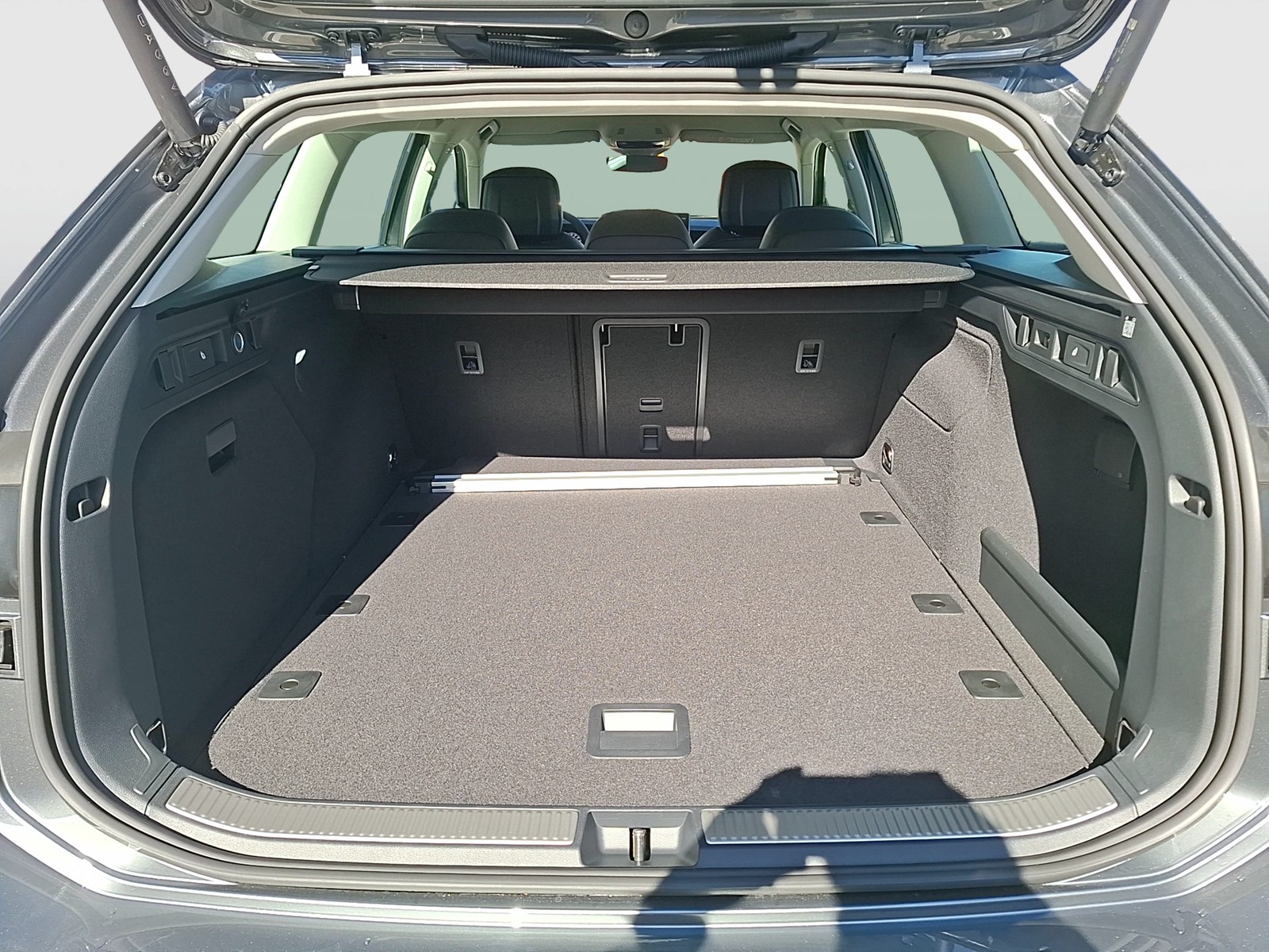 Fahrzeugabbildung Volkswagen Passat Variant TDI Elegance DSG Matrix AHK Navi HUD AID ACC RFK SH