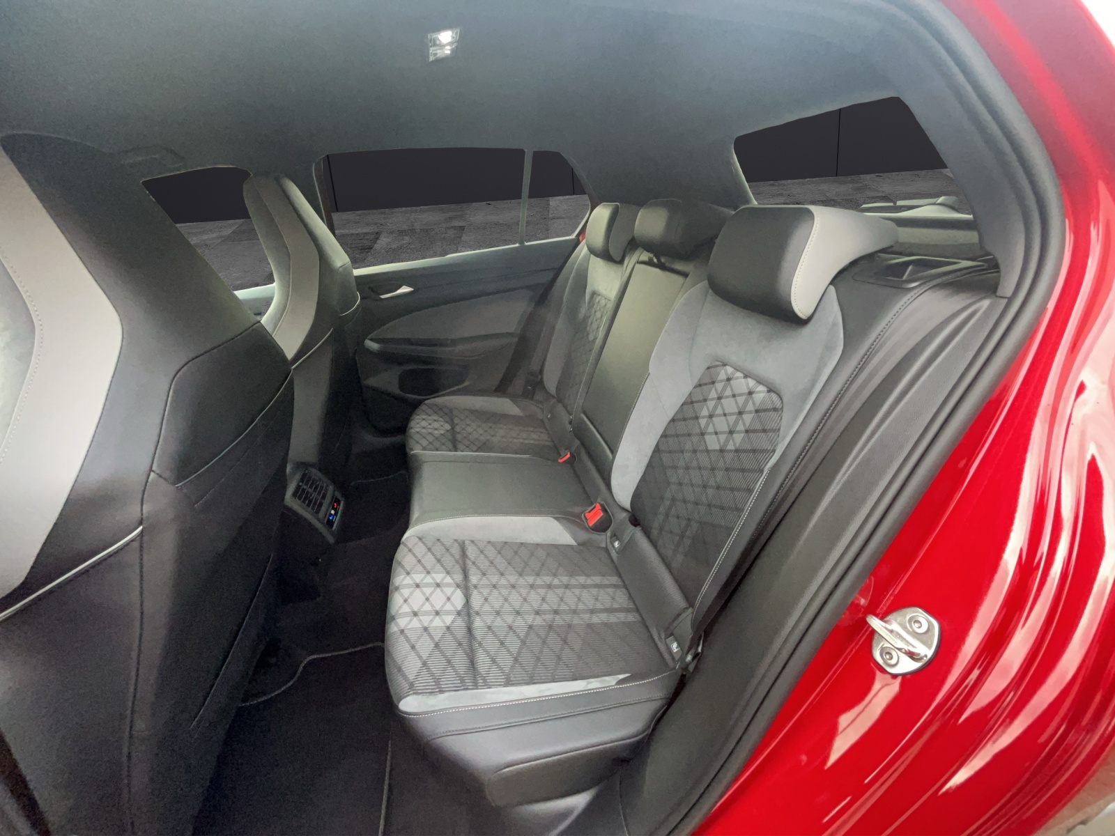 Fahrzeugabbildung Volkswagen Golf VIII R-Line TSI DSG LED NAVI ACC RearView