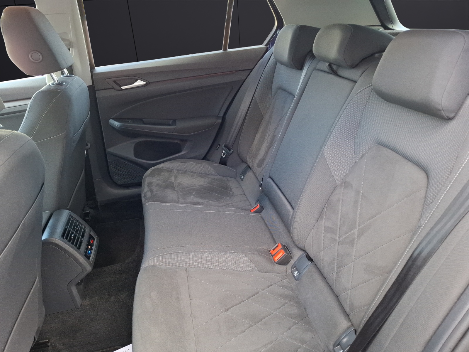 Fahrzeugabbildung Volkswagen Golf VIII TSI Style LEDplus Navi AID HUD ACC RFK SH 18