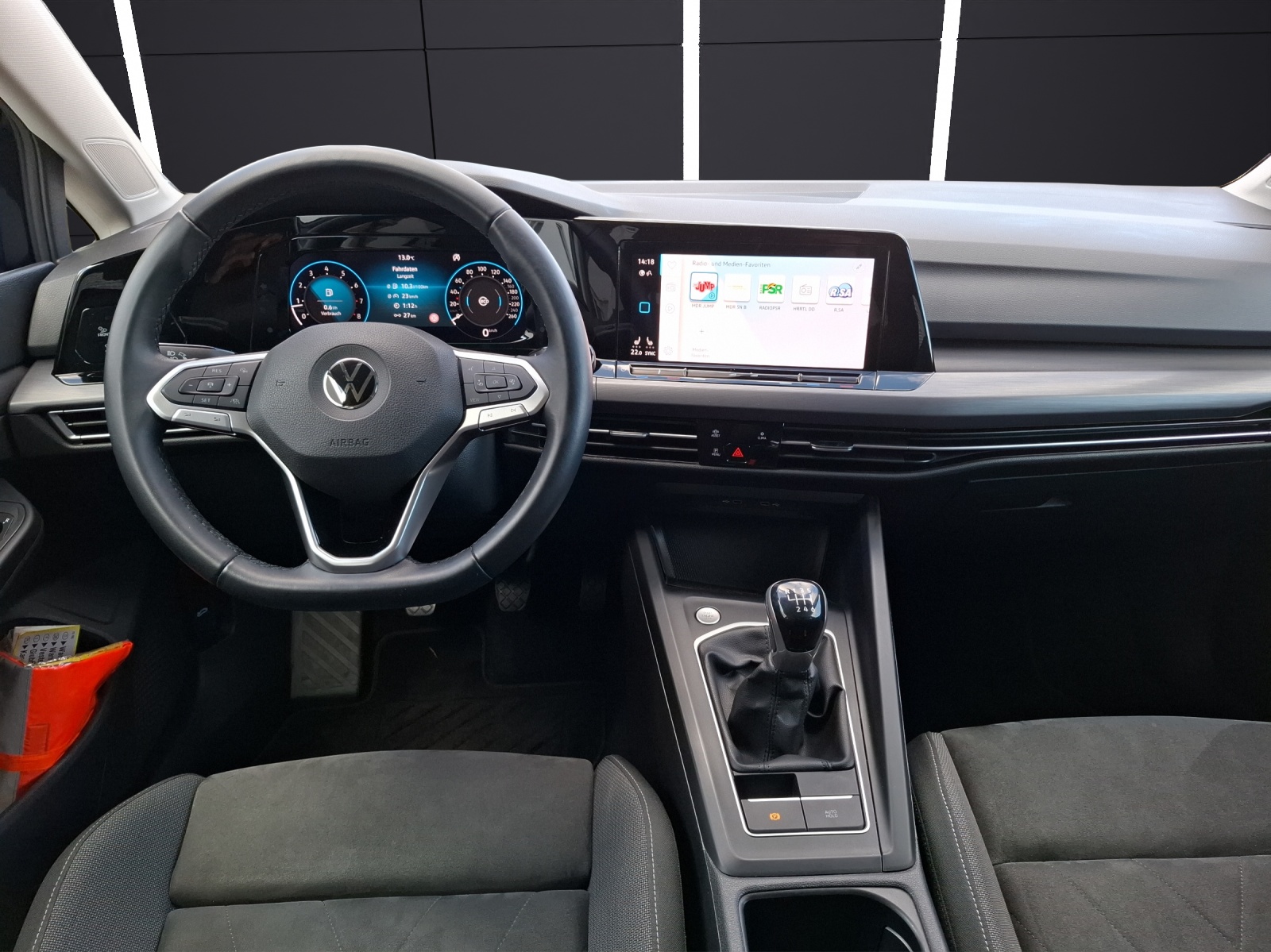 Fahrzeugabbildung Volkswagen Golf VIII TSI Style LEDplus Navi AID HUD ACC RFK SH 18