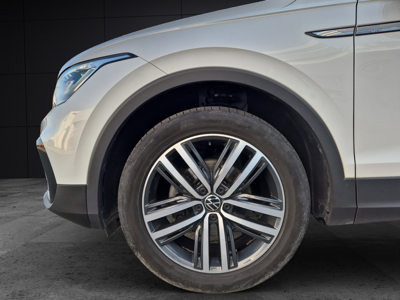 Fahrzeugabbildung Volkswagen Tiguan TDI Elegance DSG 4M Matrix Navi Pano AID ACC RFK 19