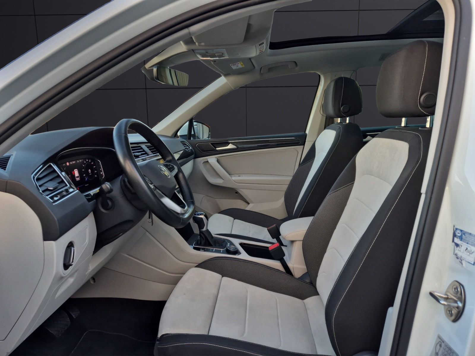 Fahrzeugabbildung Volkswagen Tiguan TDI Elegance DSG 4M Matrix Navi Pano AID ACC RFK 19