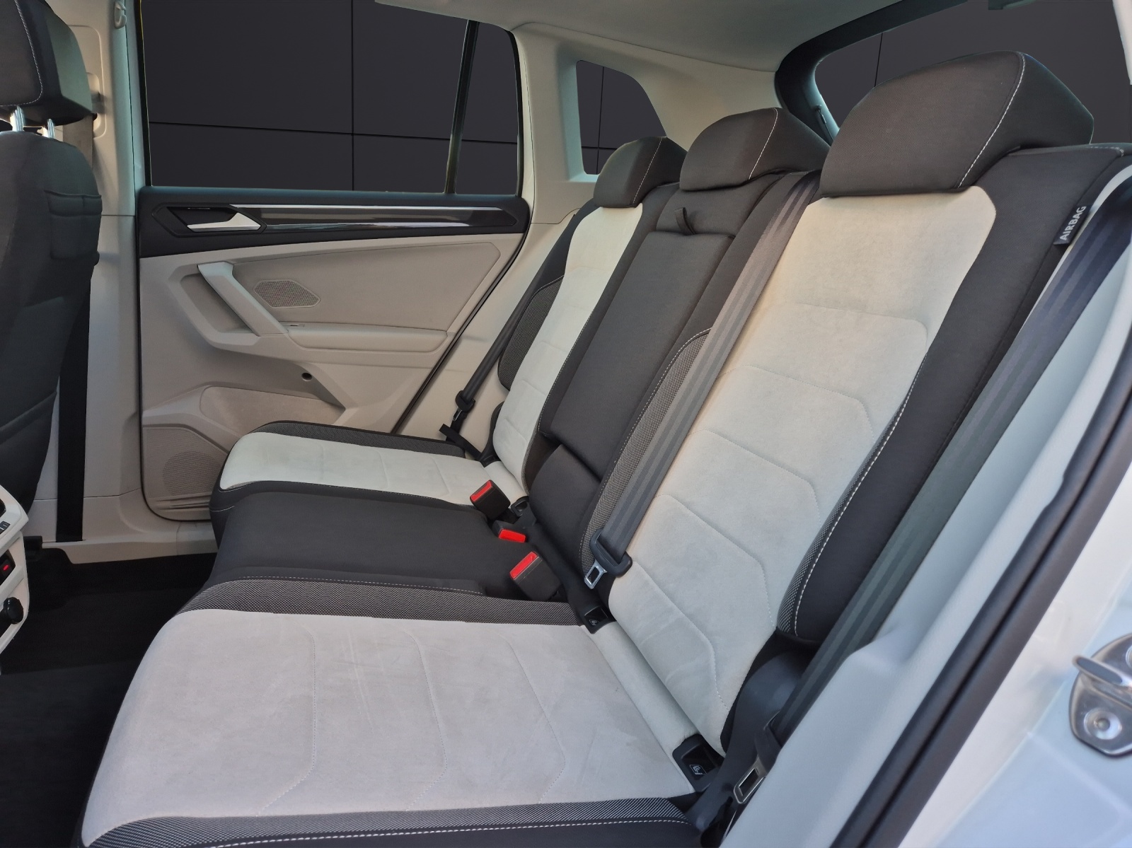 Fahrzeugabbildung Volkswagen Tiguan TDI Elegance DSG 4M Matrix Navi Pano AID ACC RFK 19