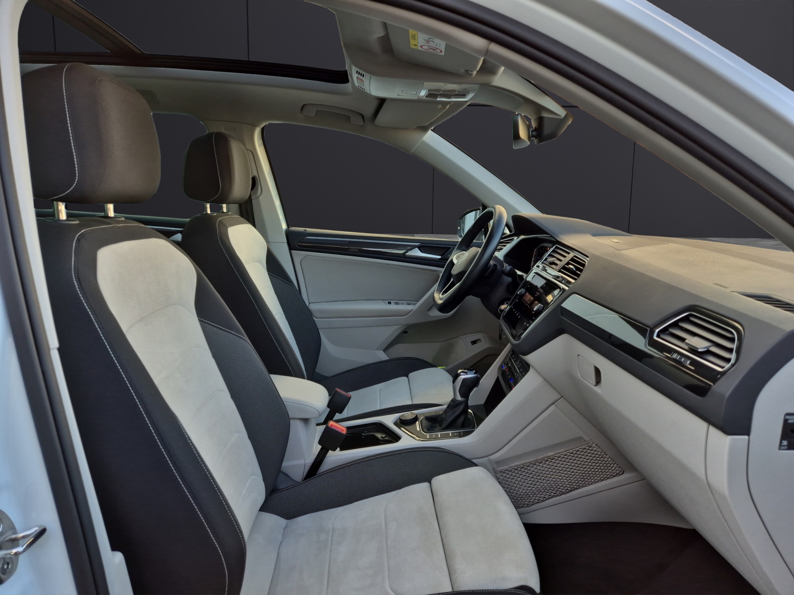 Fahrzeugabbildung Volkswagen Tiguan TDI Elegance DSG 4M Matrix Navi Pano AID ACC RFK 19